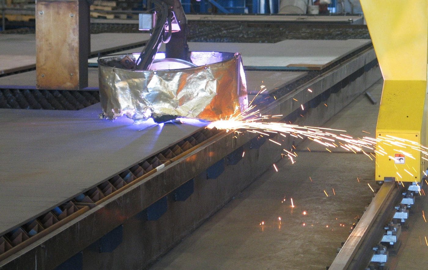 30KW fiber laser profiling heavy steel plate, sparks streaming from the cut